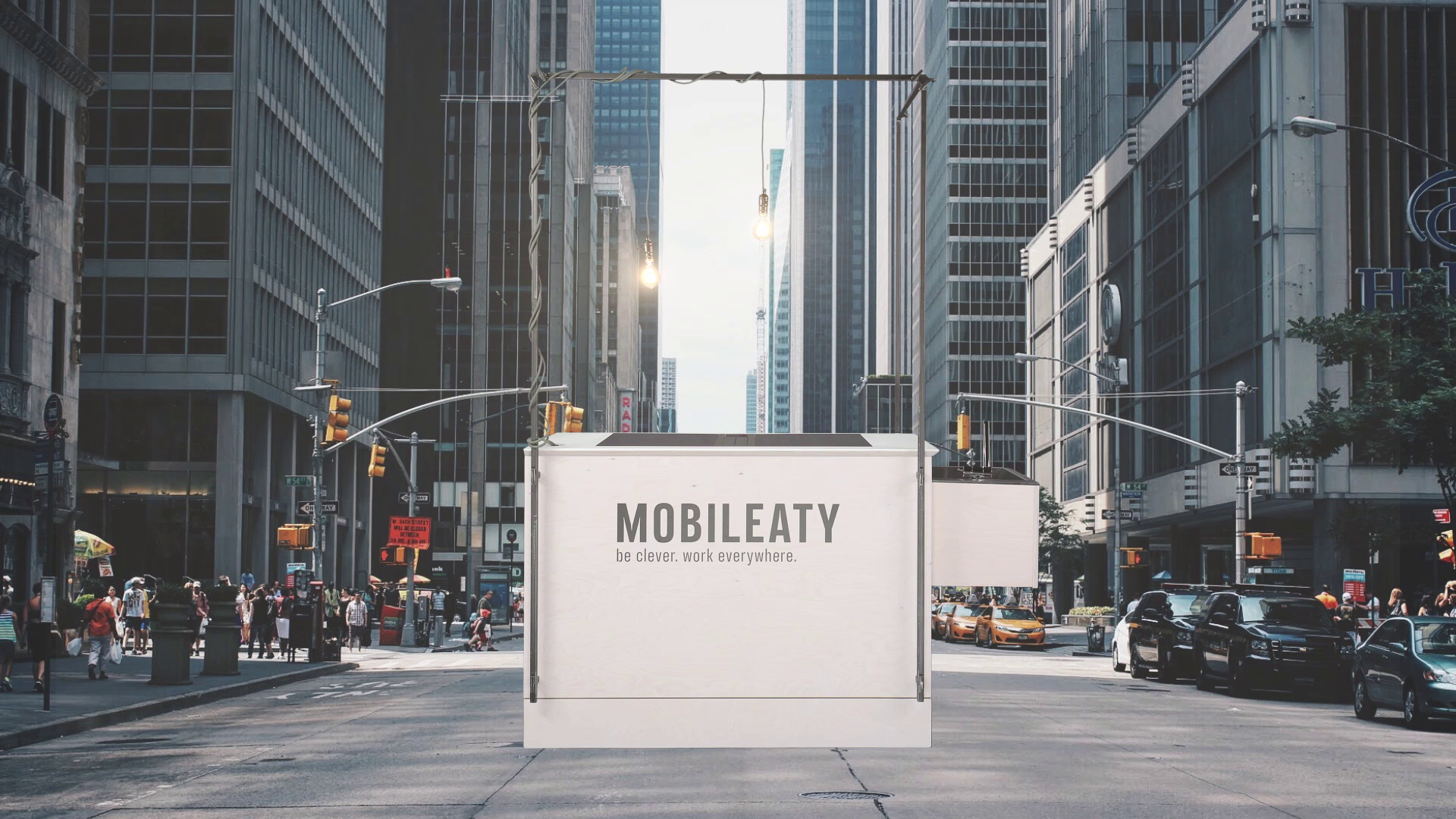 mobile Bar mit Mobileaty Schriftzug auf breiter Straße in einer Großstadt