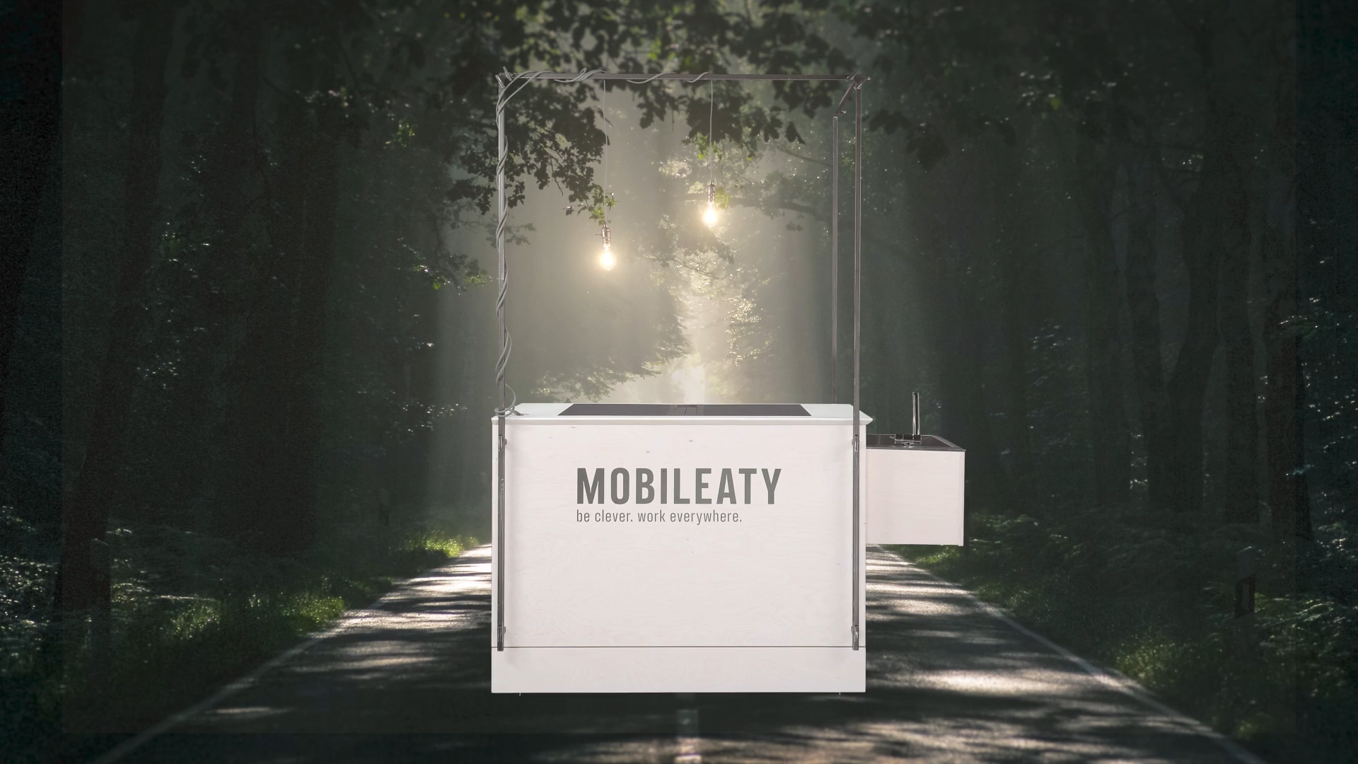 mobile Bar mit Mobileaty Schriftzug auf einer nebligen Straße im Wald