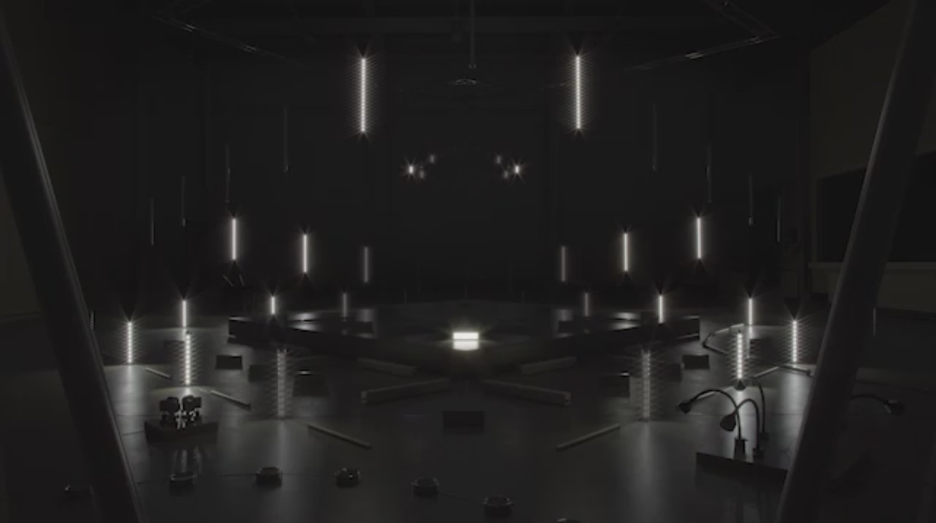 Lichtinstallation in dunkler Halle mit mehreren leuchtenden LEDs