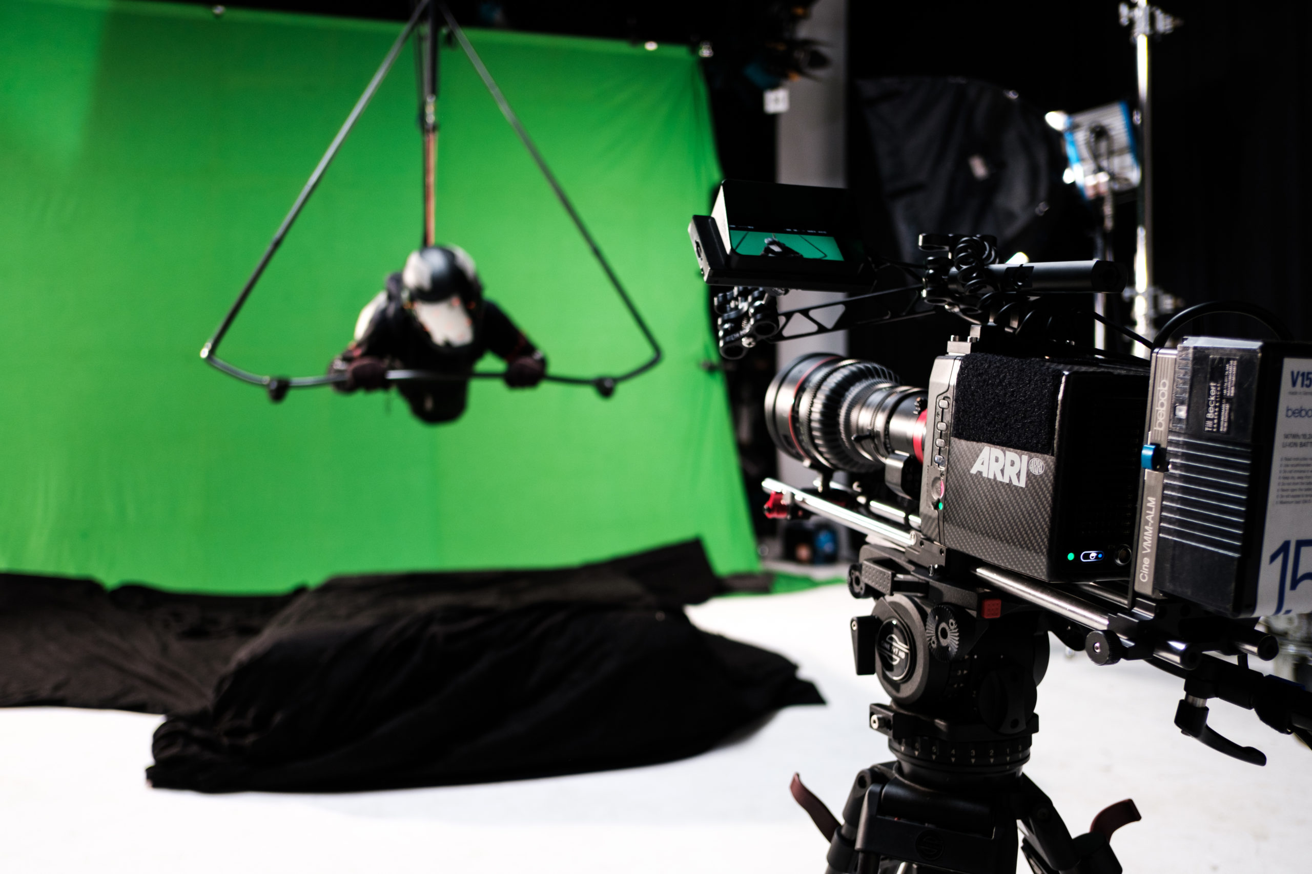 Ein Segelgleiter wird vor einem Greenscreen von einer Kamera gefilmt