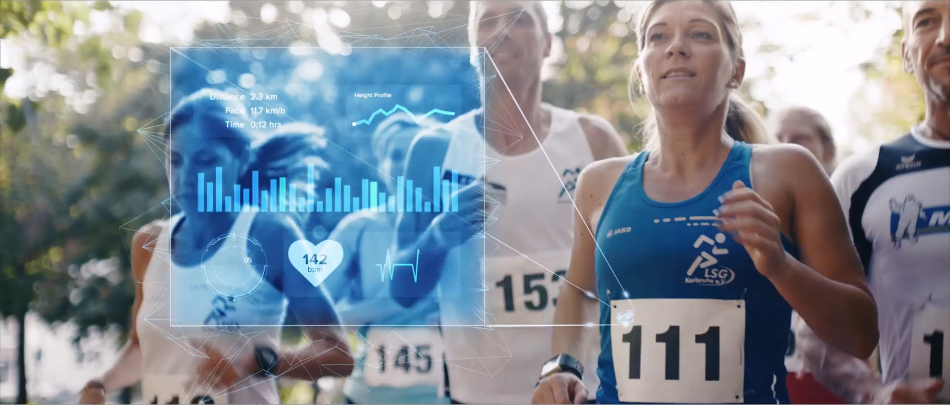 Viele Menschen bei einem Marathon, an der vordersten Frau schweben Motion Graphics mit Infos über die Strecke in Blau