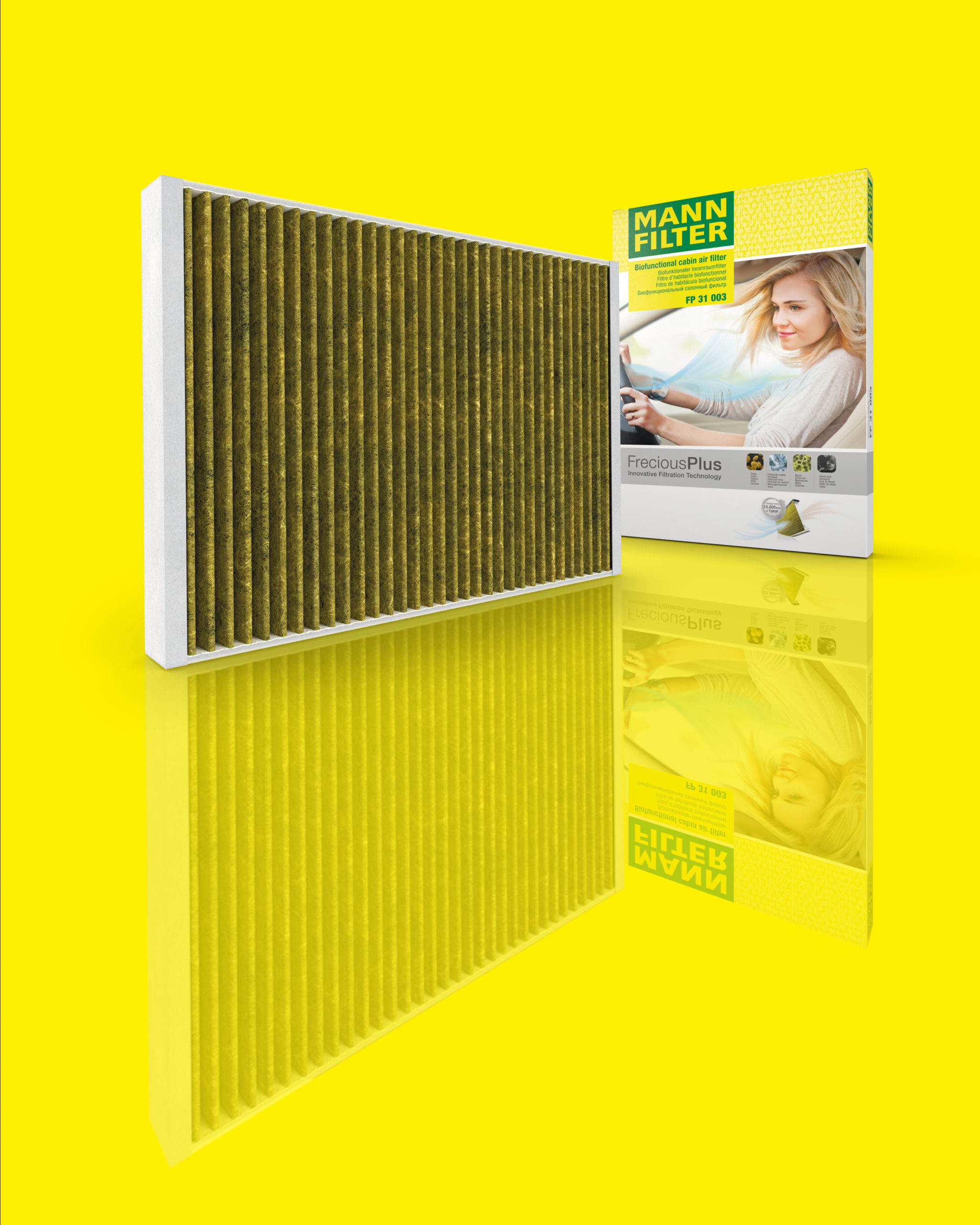 Ein länglicher geriffelter Filter vor gelben Hintergrund und spiegelnder Boden neben der Verpackung