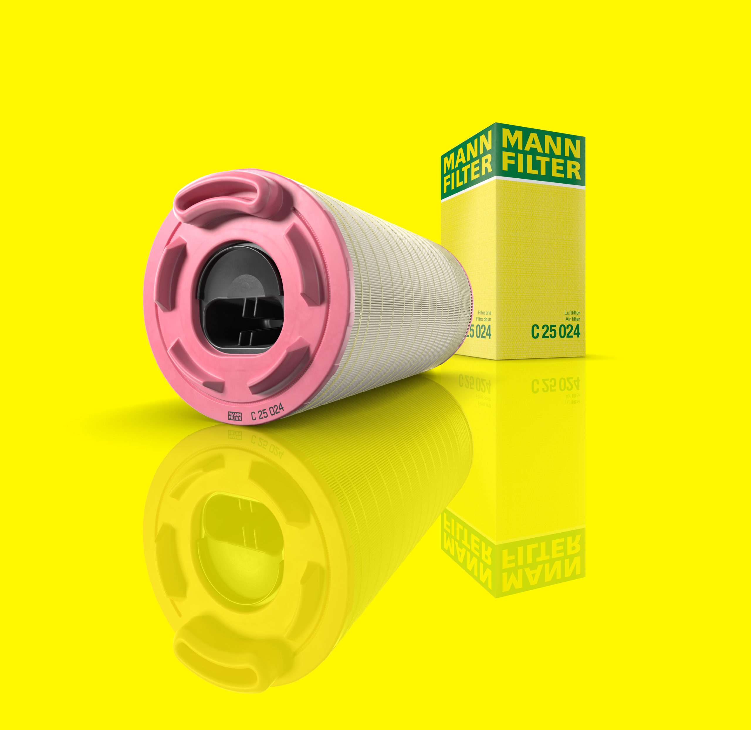 Ein länglicher Filter mit rosa Akkzent vor gelben Hintergrund und spiegelnder Boden neben der Verpackung