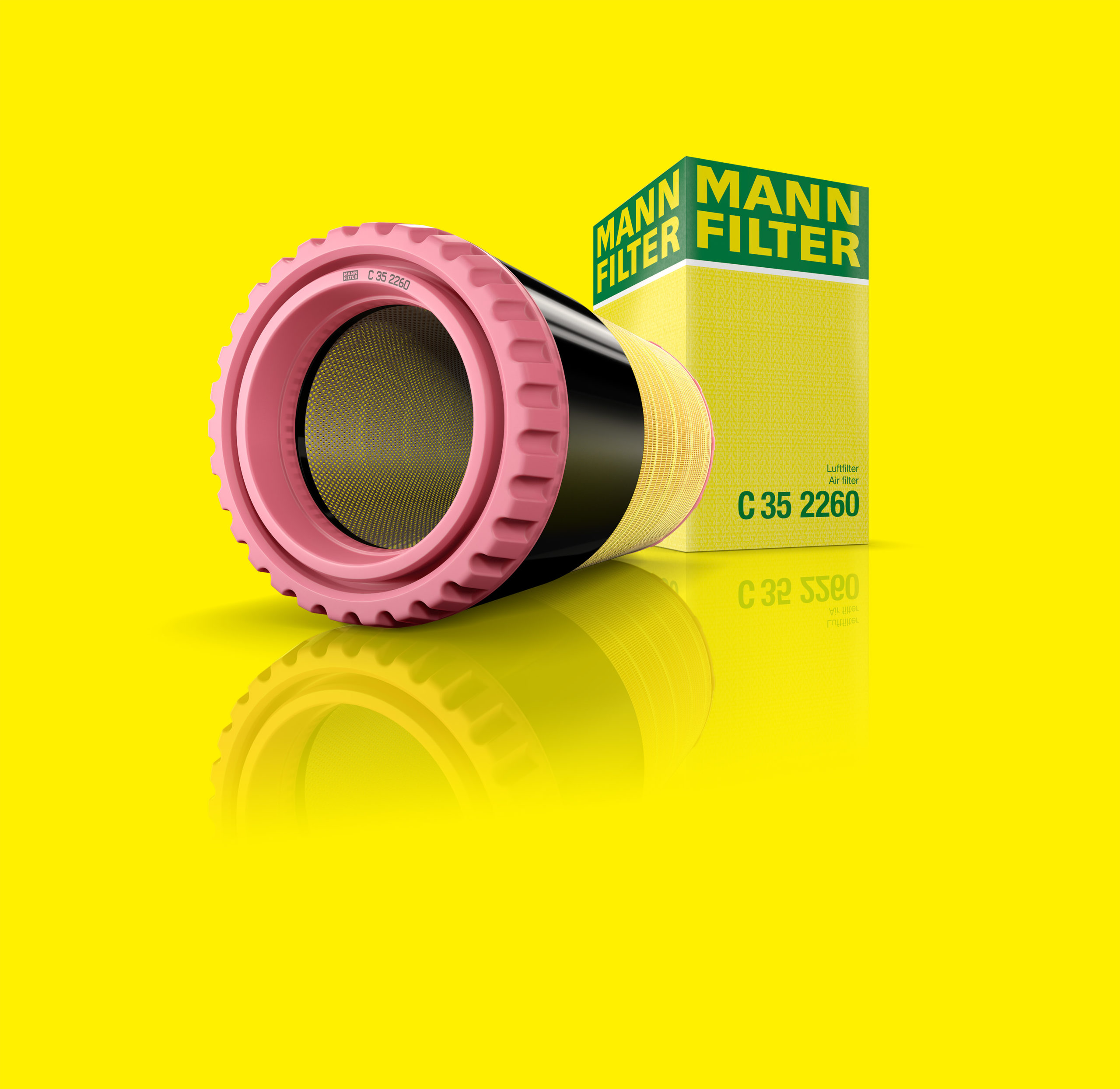 Ein länglicher Filter mit rosa und schwarzen Akkzent vor gelben Hintergrund und spiegelnder Boden neben der Verpackung