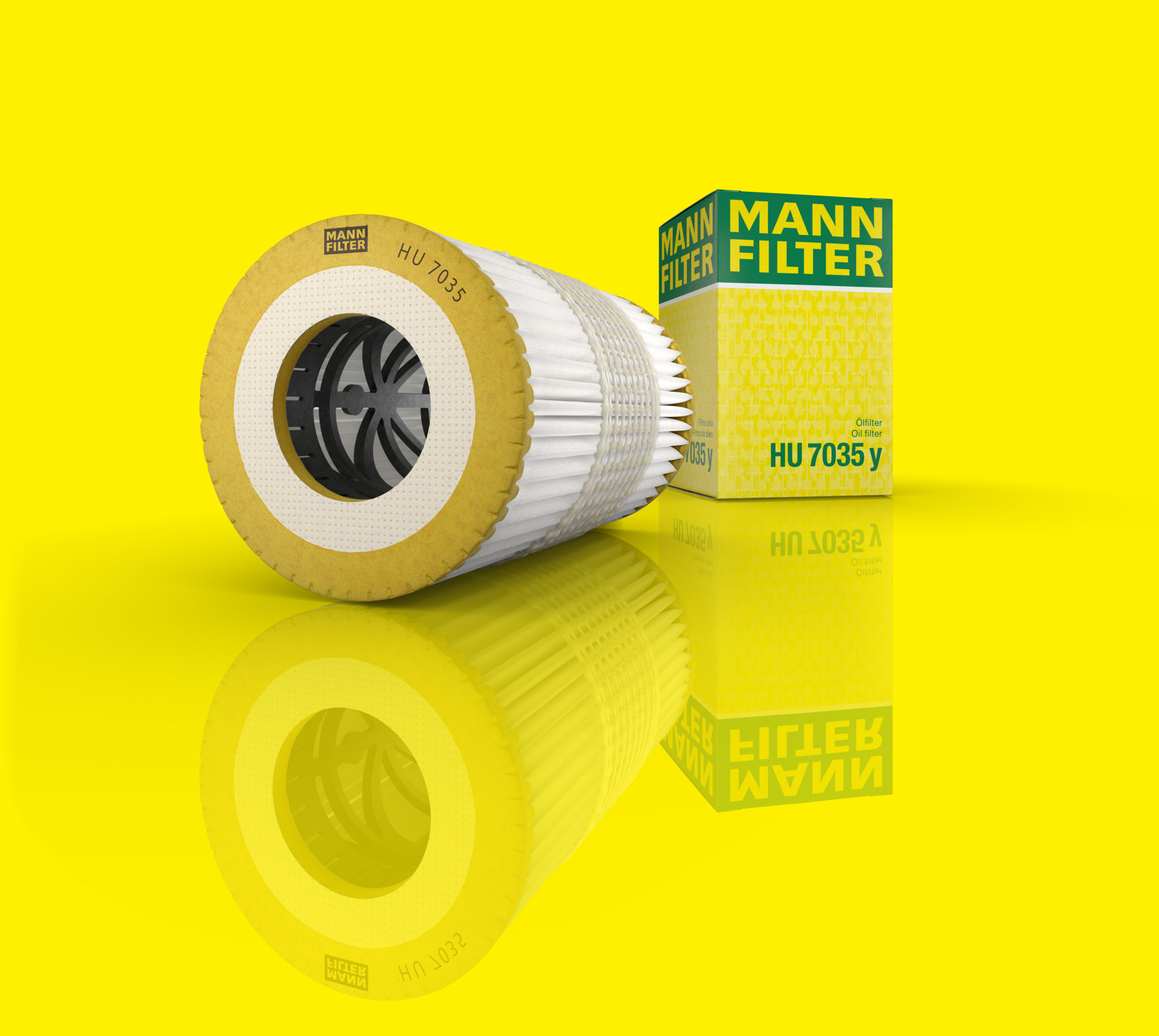 Ein länglicher Filter mit gelben Akkzent vor gelben Hintergrund und spiegelnder Boden neben der Verpackung